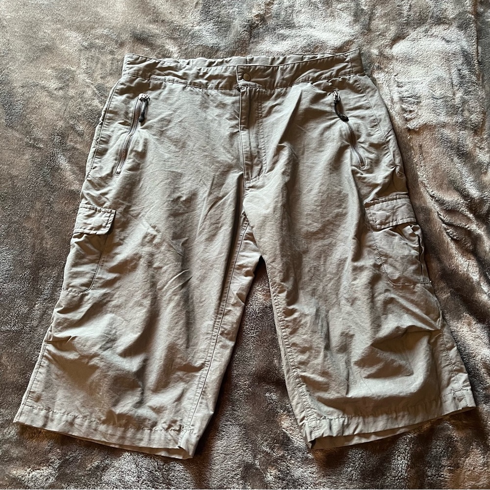 Nike Beijing Shorts Mens Medium Gray Cargo Pockets Flat Front Skate Logo